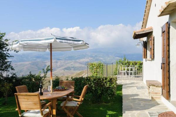 På billedet ses objektet Cottage Assolata overlooking the Orcia valley in Tuscany beliggende i byen Radicofani.