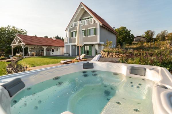 Na zdjęciu widoczny jest obiekt Lovassy Lodge Vendégház położony w mieście Lovas.