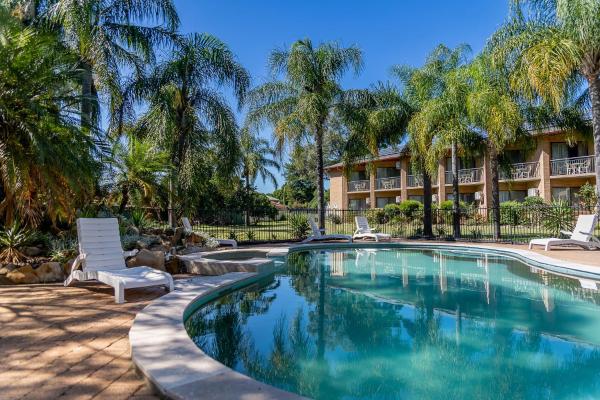 Na zdjęciu widoczny jest obiekt Charbonnier Motor Inn położony w mieście Singleton.