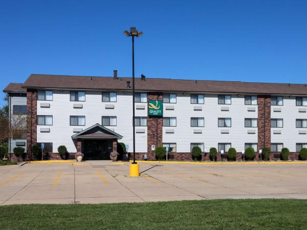 Na fotografii je vidět objekt Quality Inn & Suites Bloomington I-55 and I-74 nacházející se ve městě Bloomington.