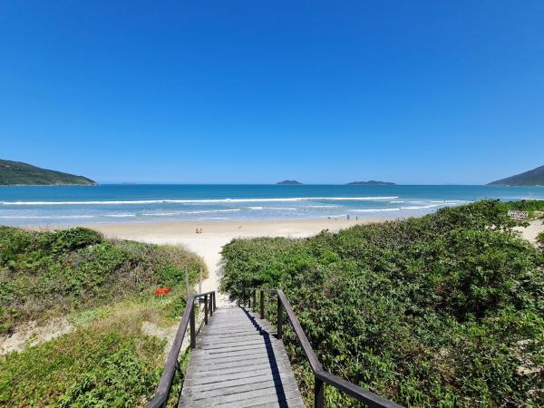 På billedet ses objektet Apartamento a beira mar completo com churrasqueira beliggende i byen Florianópolis.