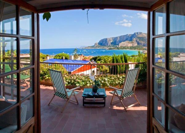 Op de foto is het object Il Glicine sul Golfo te zien, gelegen in de stad Mondello.