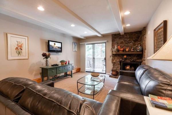 På billedet ses objektet Condo with Outdoor Heated Pool and Free WiFi beliggende i byen Vail.