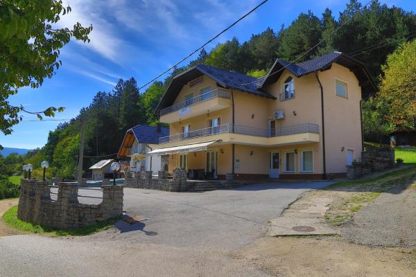 A la foto es mostra l'objecte Apartments Crvena Jabuka situat a la ciutat de Ključ.