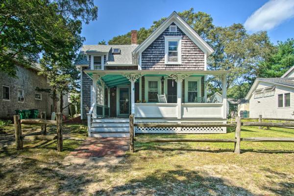 På billedet ses objektet Charming MV Cottage Walk to Dtwn Oak Bluffs! beliggende i byen Oak Bluffs.