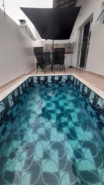 写真にはCamburiú市にあるCasa nova em condominio com piscina e churrasqueira privativaが写っています。
