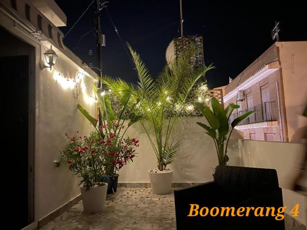 A la foto es mostra l'objecte Boomerang situat a la ciutat de Benidorm.