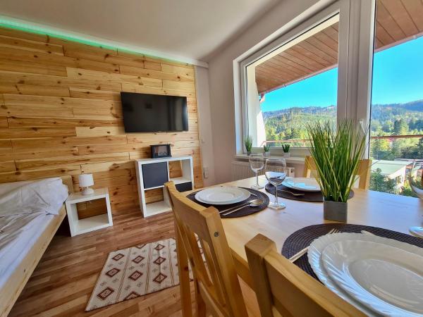 Na foto é possível ver o objeto Apartamenty Willa NaSkarpie Jacuzzi Sauna Basen localizado na cidade de Wisła.