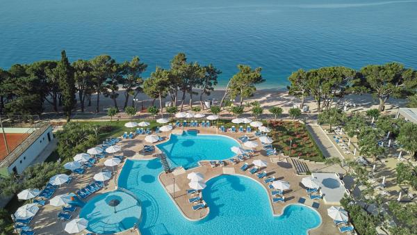 Na foto é possível ver o objeto Bluesun hotel Neptun - All inclusive localizado na cidade de Tučepi.