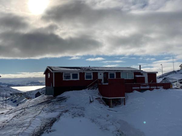 Isi4u apartments, snowmobile and dogsled, Сисимиут