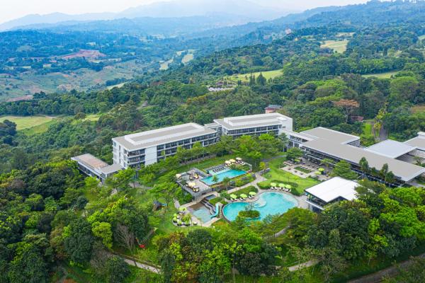 写真にはCibitung市にあるRoyal Tulip Gunung Geulis Resort and Golfが写っています。