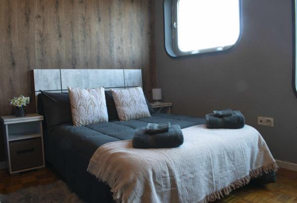 写真にはポブラ・デ・トリーベス市にあるManzaneda Natura Apartaments T0が写っています。