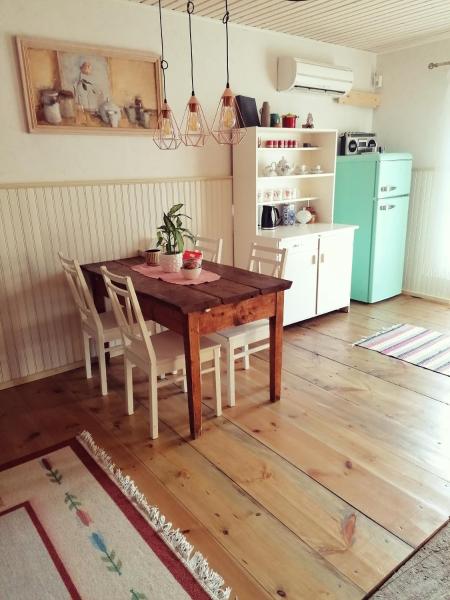 Na zdjęciu widoczny jest obiekt Palade Retrovisiit Meida położony w mieście Hellamaa.