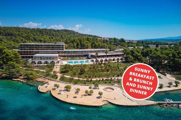 A la foto es mostra l'objecte Arkada Hotel situat a la ciutat de Stari Grad.