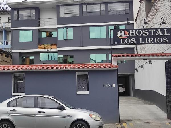 Na zdjęciu widoczny jest obiekt Hostal Los Lirios położony w mieście Loja.