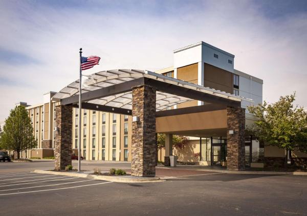 Na fotografii je vidět objekt Best Western Plus Strongsville Cleveland nacházející se ve městě Brunswick.