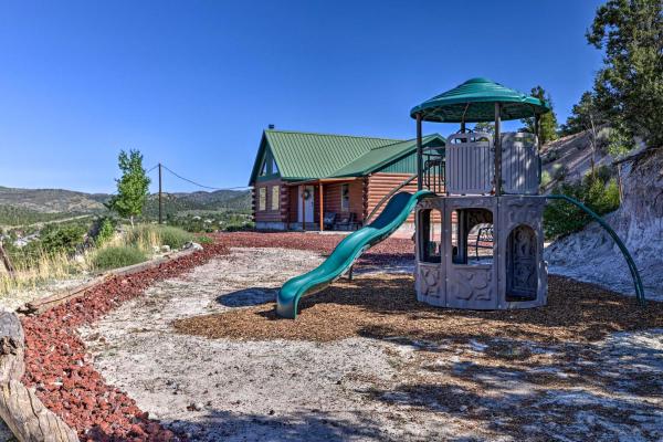 Na fotografii je vidět objekt Central Family Retreat with Mtn Valley Views! nacházející se ve městě Pine Valley.