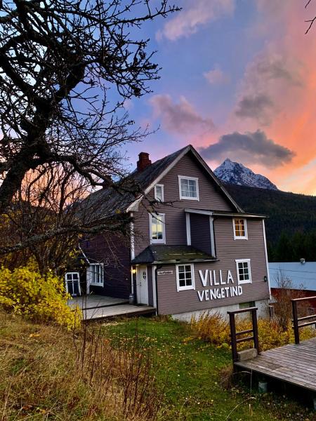 På billedet ses objektet Villa Vengetind beliggende i byen Isfjorden.