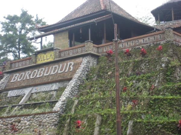 写真にはTasese市にあるVilla Borobudur Malinoが写っています。
