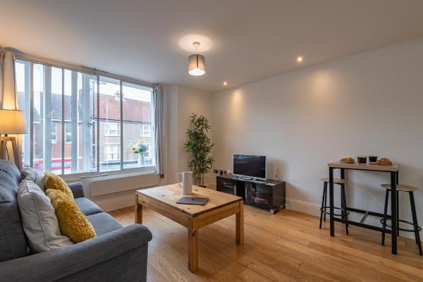 På bildet vises objektet Cosy & Bright 2 Bedroom Apartment in Newbury Town Centre - SLEEPS 7 som ligger i byen Shaw.