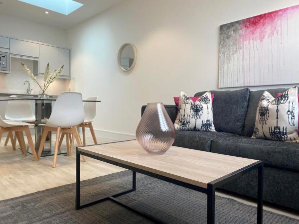 Fotografie 2: Peak at Fleet Heights Apartment Four