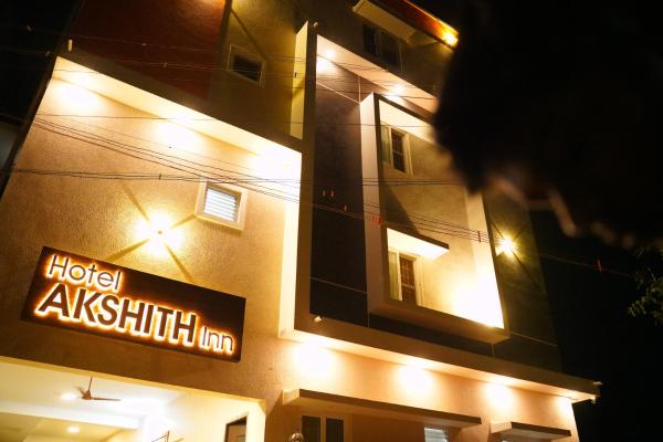 På billedet ses objektet Hotel Akshith Inn beliggende i byen Vallam.