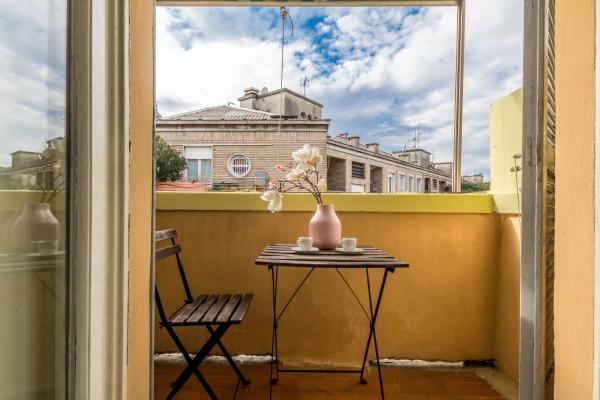 JOIVY Lovely Studio for 2 with Balcony near Duomo, Milan