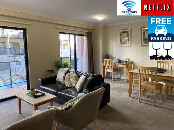 Nella foto è visibile l'oggetto RIVERSIDE CITY VIEW PARKING NETFLIX WIFI WINE FREE situato nella città di Perth.