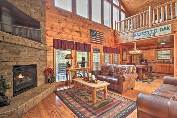 A la foto es mostra l'objecte Woodsy Retreat with Hot Tub, 8 Mi to Dollywood! situat a la ciutat de Sevierville.