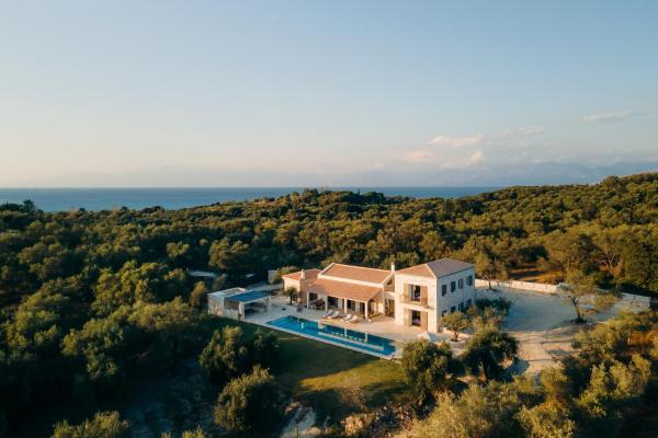 På billedet ses objektet Stone villa situated in the heart of an impressive estate, in one of the most scenic and secluded parts of Corfu’s northeast iconic Mediterranean coastline. beliggende i byen Roda.