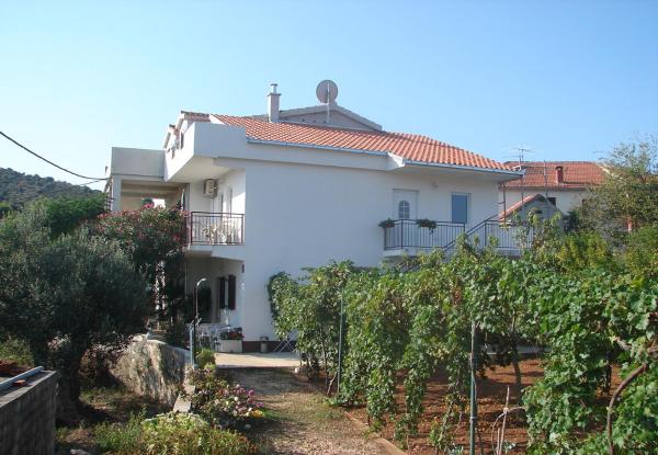 照片显示了位于Vinišće市的Apartments Rudić物件。