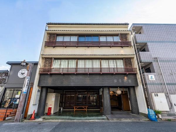 A la foto es mostra l'objecte Kousen Annex Kazeya Group situat a la ciutat de Nara.