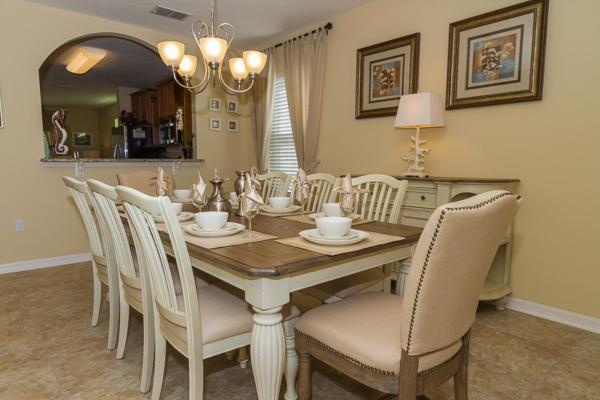 Foto 9: Extended Pool Deck - South Facing - Pool & Spa - Game Room - Family Friendly - Nr Disney