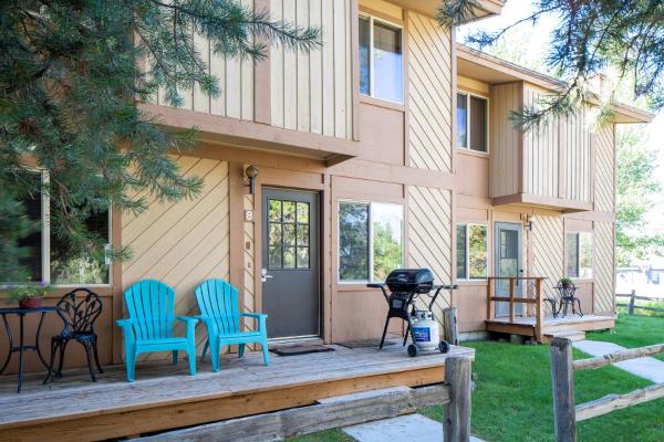 Foto 1: Trapper 8: Cozy 4-Bedroom Condo, 1 Minute to Yellowstone, perfect for 8 guests.