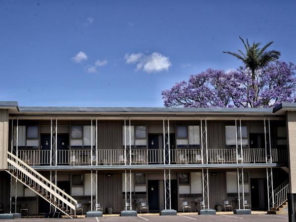 Na zdjęciu widoczny jest obiekt Country Motor Inn położony w mieście Singleton.