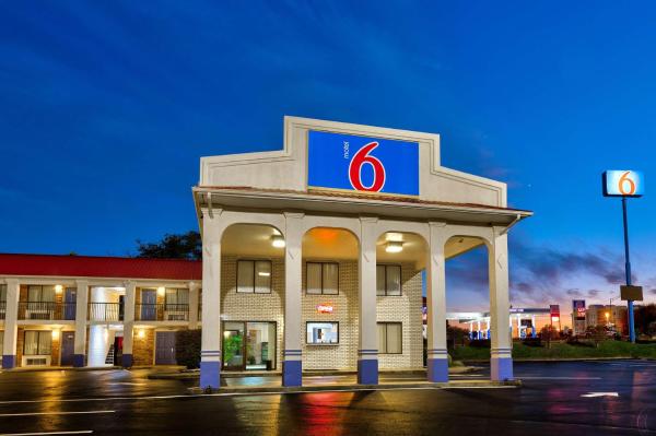 A la foto es mostra l'objecte Motel 6-Cookeville, TN situat a la ciutat de Cookeville.