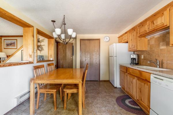 Foto 2: Trapper 8: Cozy 4-Bedroom Condo, 1 Minute to Yellowstone, perfect for 8 guests.