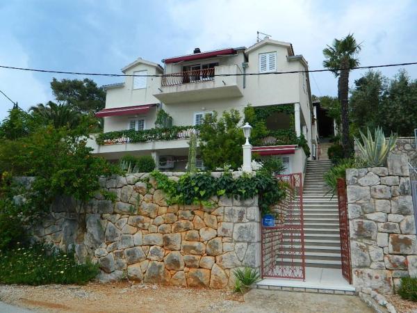 På billedet ses objektet Apartments and Rooms Darinka beliggende i byen Vrboska.