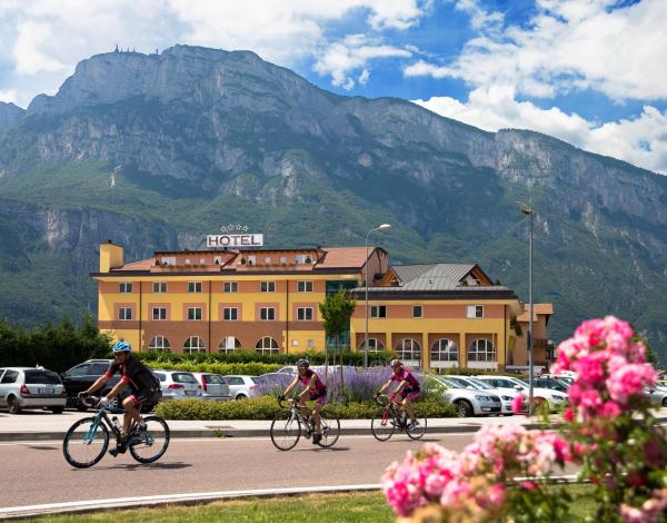 På billedet ses objektet Sartori's Hotel beliggende i byen Lavis.