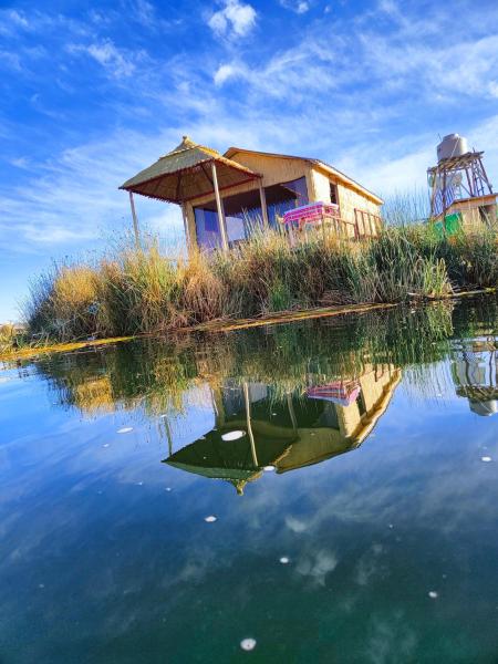Na fotografii je vidět objekt Uros Quechua`s Lodge Titicaca nacházející se ve městě Puno.