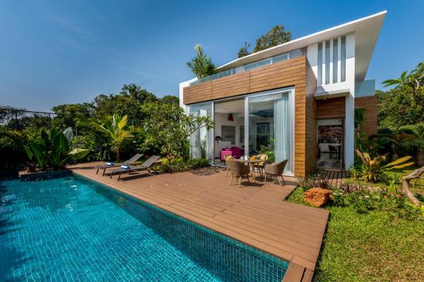 Na zdjęciu widoczny jest obiekt La Maroma by The Blue Kite - 3BHK Luxury Villas with Private Pool, Fully Equipped Kitchen, Garden, Patio, Security & WiFi Near Vagator Beach położony w mieście Vagator.