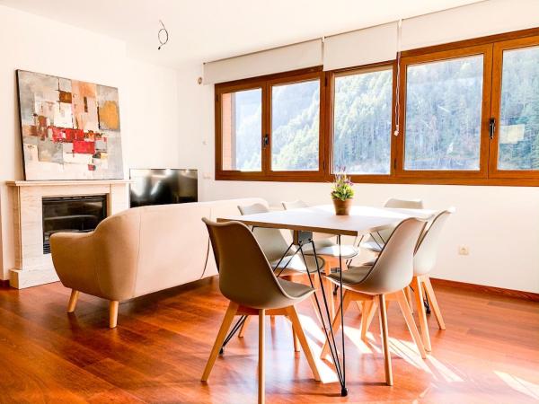 Na fotografii je vidět objekt Barthe Holidays I Apartamento Moderno en Arinsal 5PAX I Ideal grupo o familia, Parking, Pet friendly I Perafita nacházející se ve městě Mas de Ribafeta.