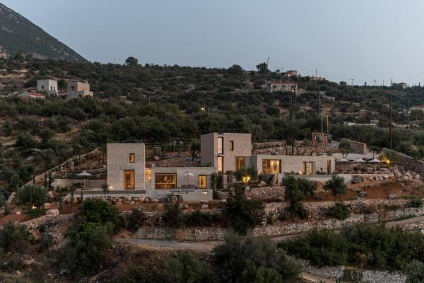 På bilden syns objektet Monolithoi Villas som ligger i staden Plátsa.