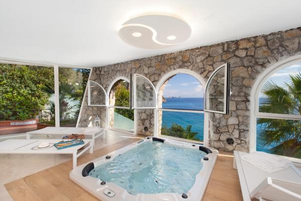 The photo shows the Villa Flory located in the city of Nerano.
