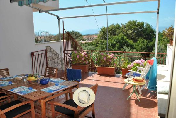 A la foto es mostra l'objecte VILLA LINA a 500 mt dal mare situat a la ciutat de Sperlonga.