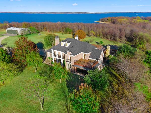 Na fotografii je vidět objekt Luxury 5 Acre Private Estate on Lake Ray Roberts nacházející se ve městě Sanger.