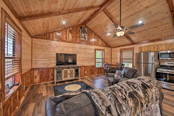 En la foto se muestra el objeto Cozy Broken Bow Cabin, Walk to the Lukfata Creek! ubicado en la ciudad de Broken Bow.