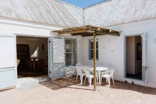 A la foto es mostra l'objecte In Betwix situat a la ciutat de Paternoster.
