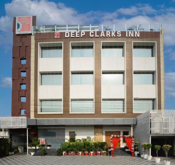 På billedet ses objektet Hotel Deep Clarks Inn Lucknow beliggende i byen Lucknow.