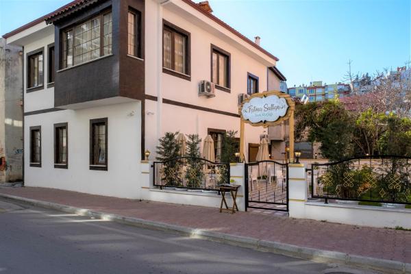 A la foto es mostra l'objecte Fatma Sultan Oldtown Konak & Restaurant situat a la ciutat de Antalya.